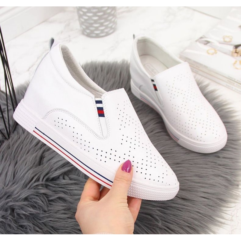 Nahkaiset lenkkarit, joissa valkoiset harjakattoiset kiilat W Filippo valkoinen 1