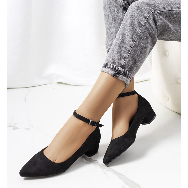 Mustat pumput Samira-pilarissa 1