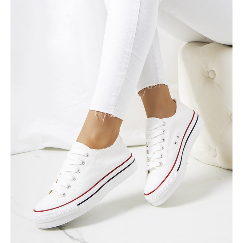 Valkoiset lenkkarit Wesselin alustalla valkoinen 1