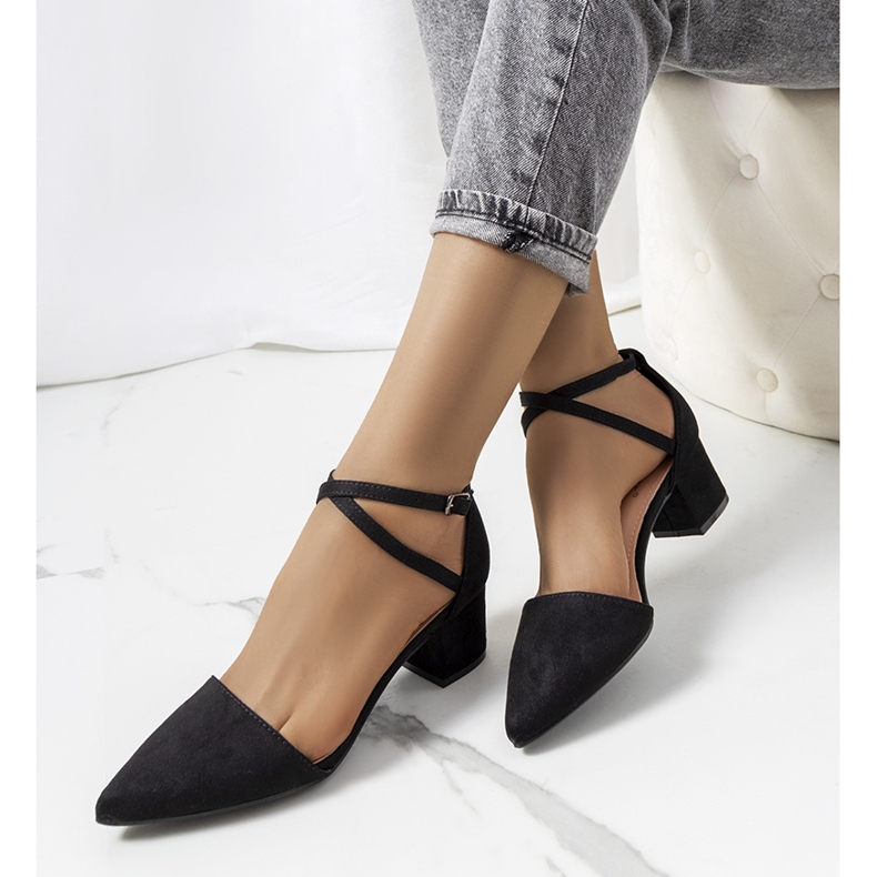 Mustat pumput Hyden pylväässä 1