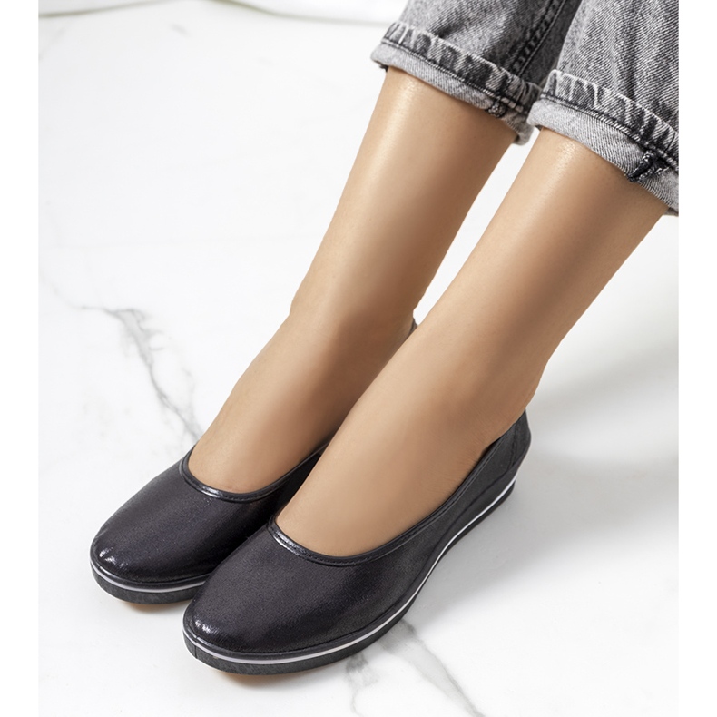 Mustat kiiltävät lenkkarit Weide wedgessä 1