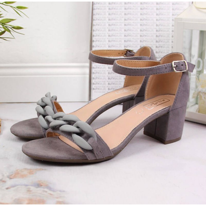 Harmaa sandaalit pylväässä ketjulla W Filippo 2