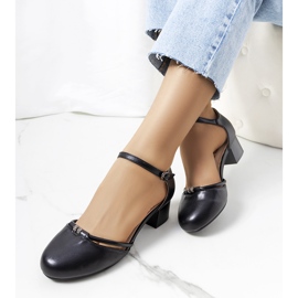 Mustat pumput matalassa Lynden-pylväässä 1