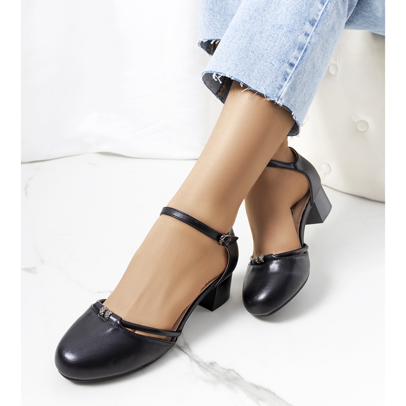 Mustat pumput matalassa Lynden-pylväässä 1