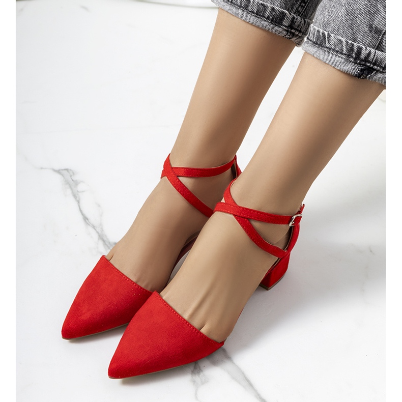 Punaiset pumput Hyden pylväässä punainen 1