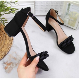 Mustat sandaalit ketjussa W Filippo 1