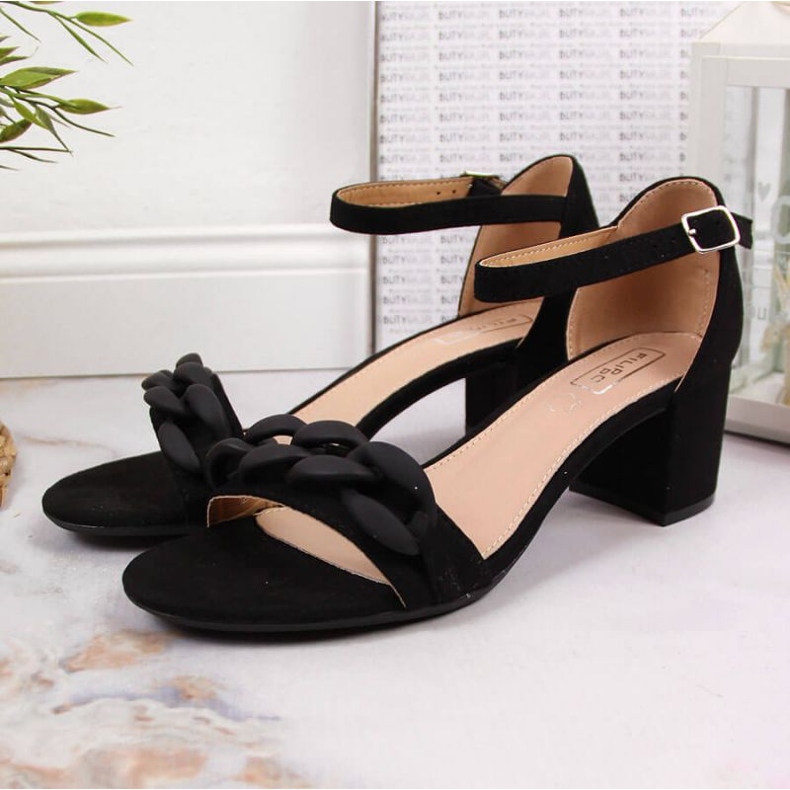 Mustat sandaalit ketjussa W Filippo 2