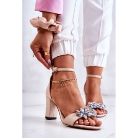 PA2 Nahkasandaalit baarissa beigellä Milessa-koristeella 1