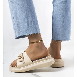 BM Beiget tossut Levy-ketjulla 1