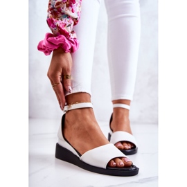 Vinceza Naisten klassiset sandaalit soljella, valkoinen Deserve 1