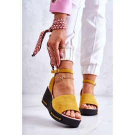 Vinceza Naisten mokkanahkasandaalit, keltainen Cortena 1