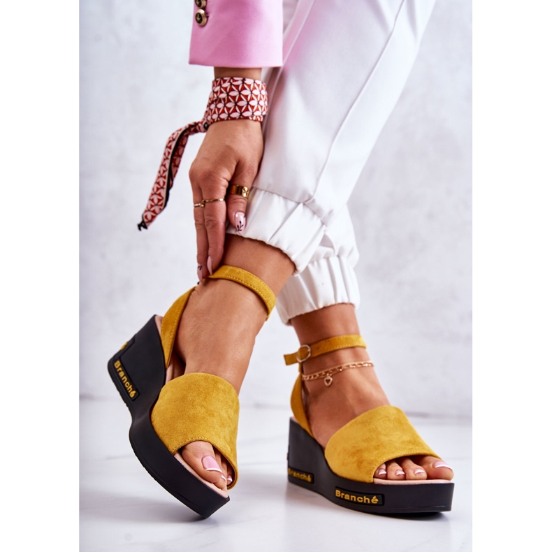 Vinceza Naisten mokkanahkasandaalit, keltainen Cortena 2