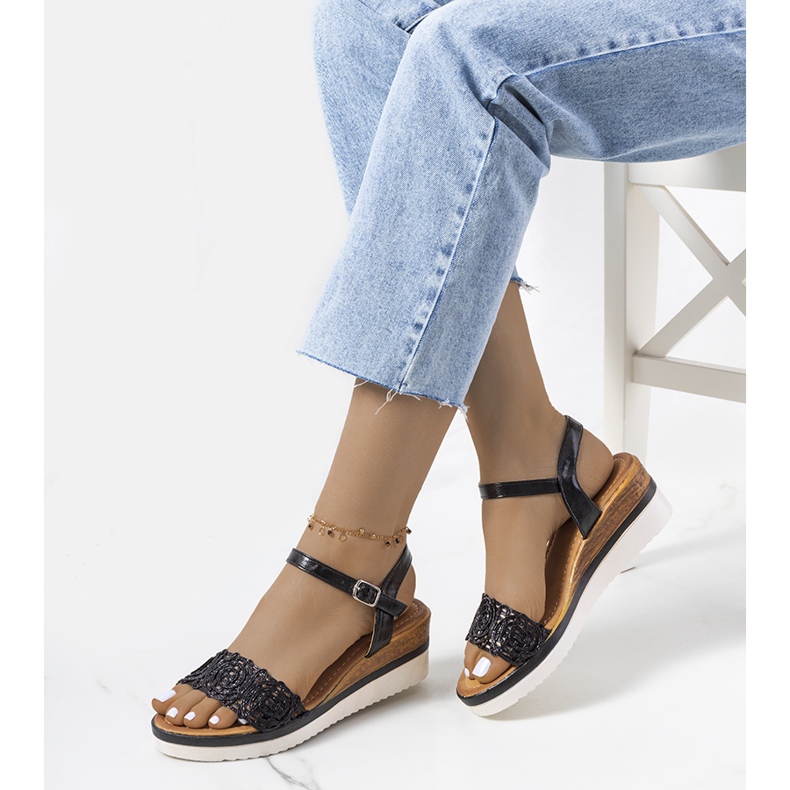 Mustat sandaalit koristeellisella Kirk-hihnalla 1