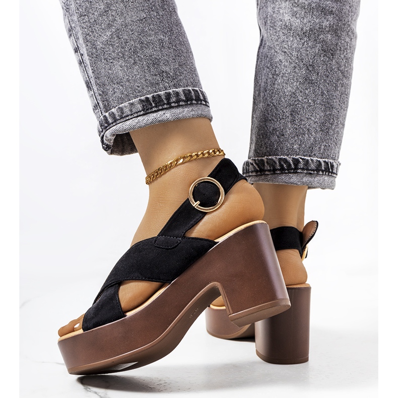 Mustat sandaalit Chapel-tasolla 2