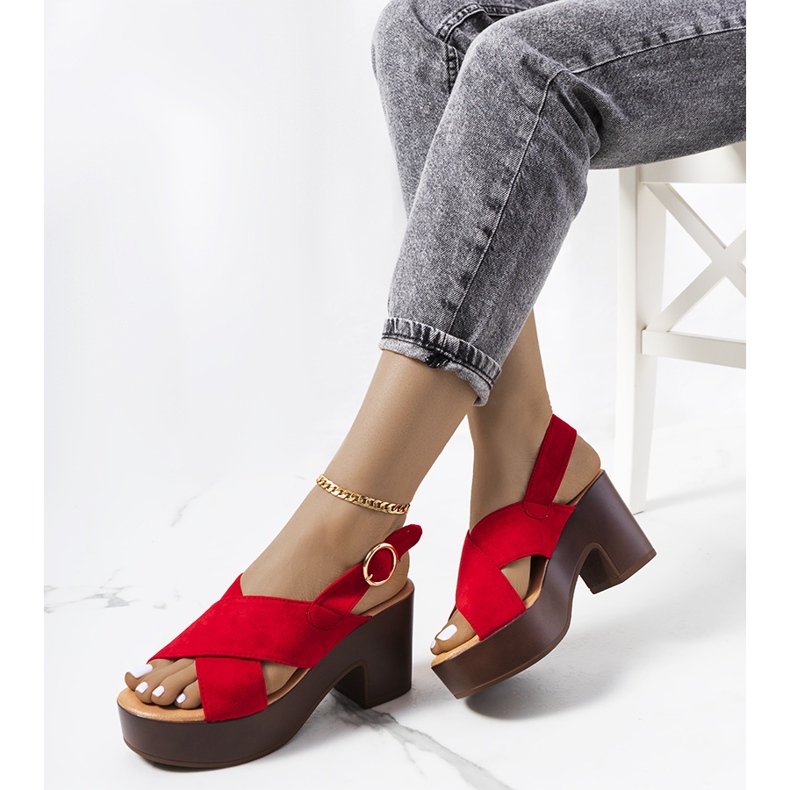 Punaiset sandaalit kappelin alustalla punainen 1