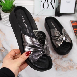 Nahkaiset tossut kiilassa T.Sokolski W SCA162B hopea 1