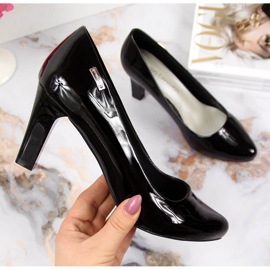 Mustat pumput, lakattu pylväs Sergio Leonelta 2