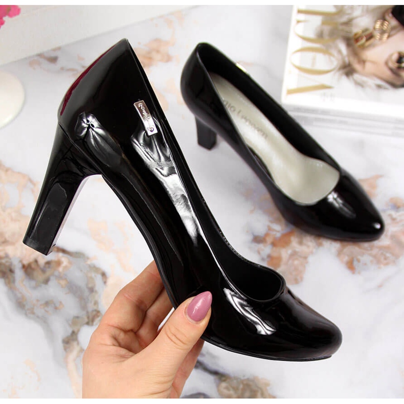 Mustat pumput, lakattu pylväs Sergio Leonelta 2