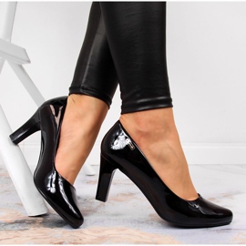 Mustat pumput, lakattu pylväs Sergio Leonelta 1