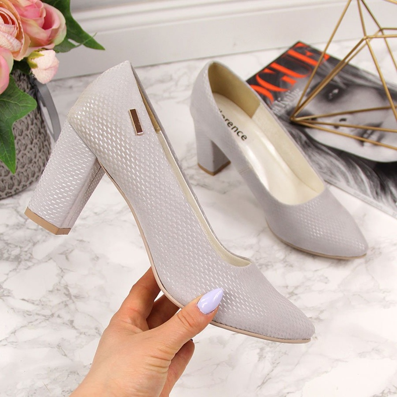 Pumput harmaassa Monique-tolppassa monivärinen 1