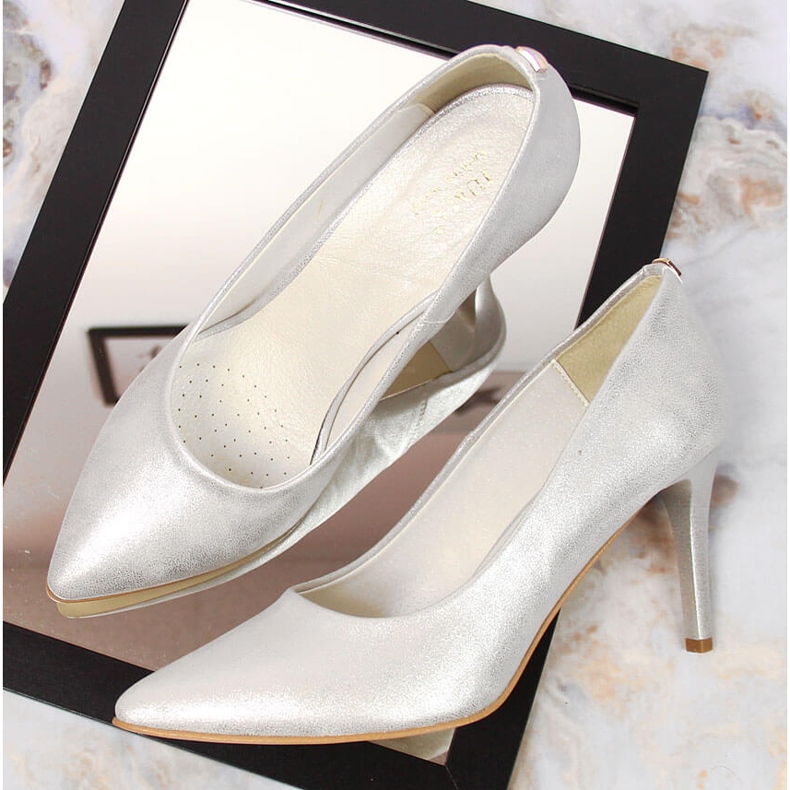 Hopean kiiltävät Juma-neulat 1