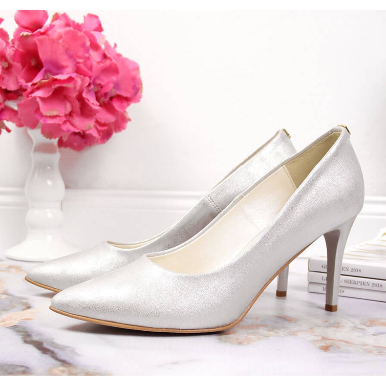 Hopean kiiltävät Juma-neulat 2