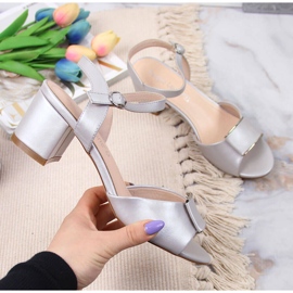 Sergio Leonen hopeiset sandaalit pylväässä beige 1