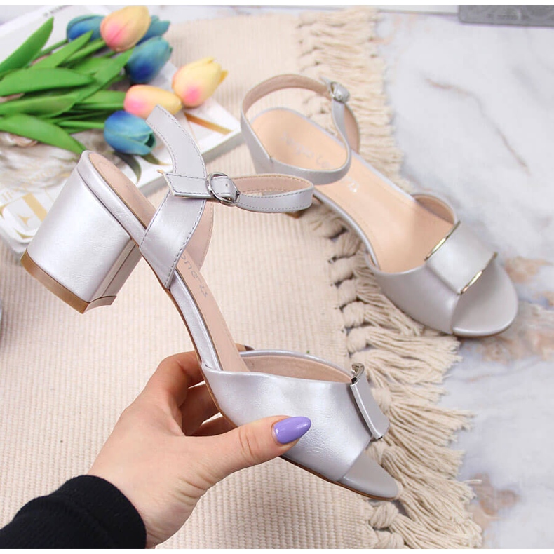 Sergio Leonen hopeiset sandaalit pylväässä beige 1