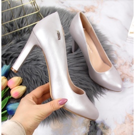 Pumput hopeanvärisessä Sergio Leone -tolppassa 1