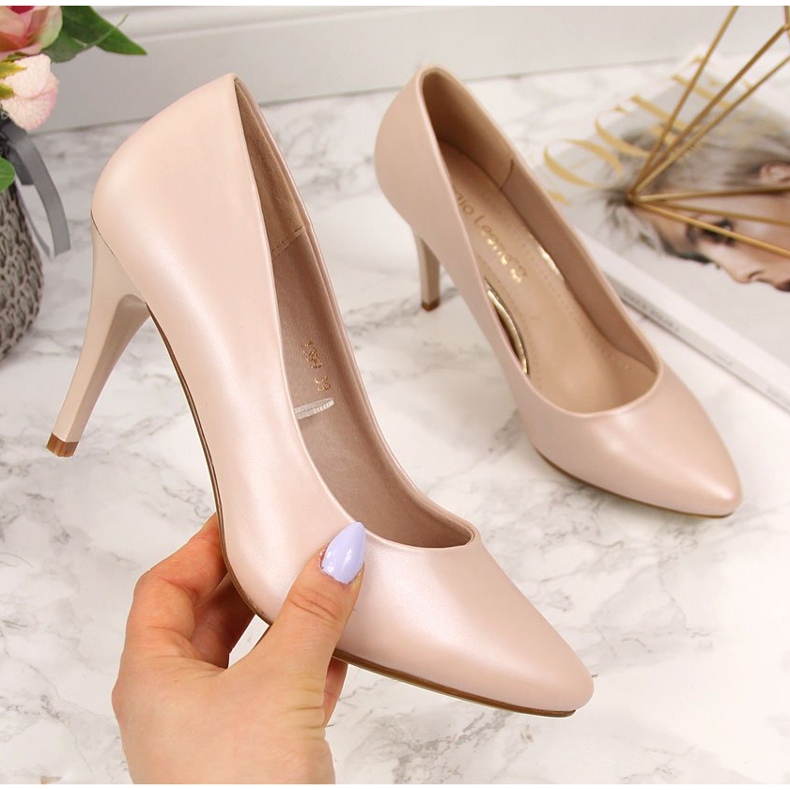 Pumput beigen helmen päällä Sergio Leone stiletto 1