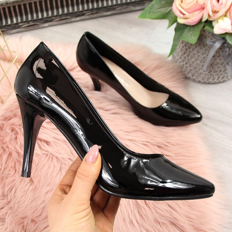 Pumput mustalla patentoidulla Sergio Leonen tikkakorolla 1