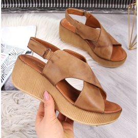 Naisten nahkasandaalit ruskealla kiilalla Dolce Pietro 2