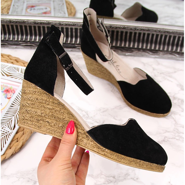 Naisten nahkasandaalit mustalla kiilalla Filippo 2