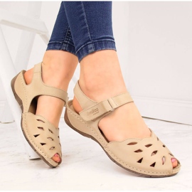 Naisten nahkasandaalit beigellä kiilalla Helios 4011 1