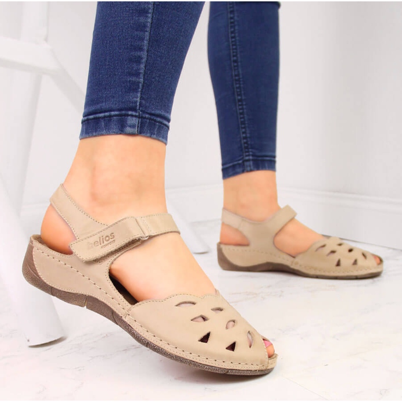 Naisten nahkasandaalit beigellä kiilalla Helios 4011 2