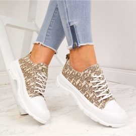 Naisten beigenväriset tennarit alustalla, jossa kirjoitukset Sabatina 1