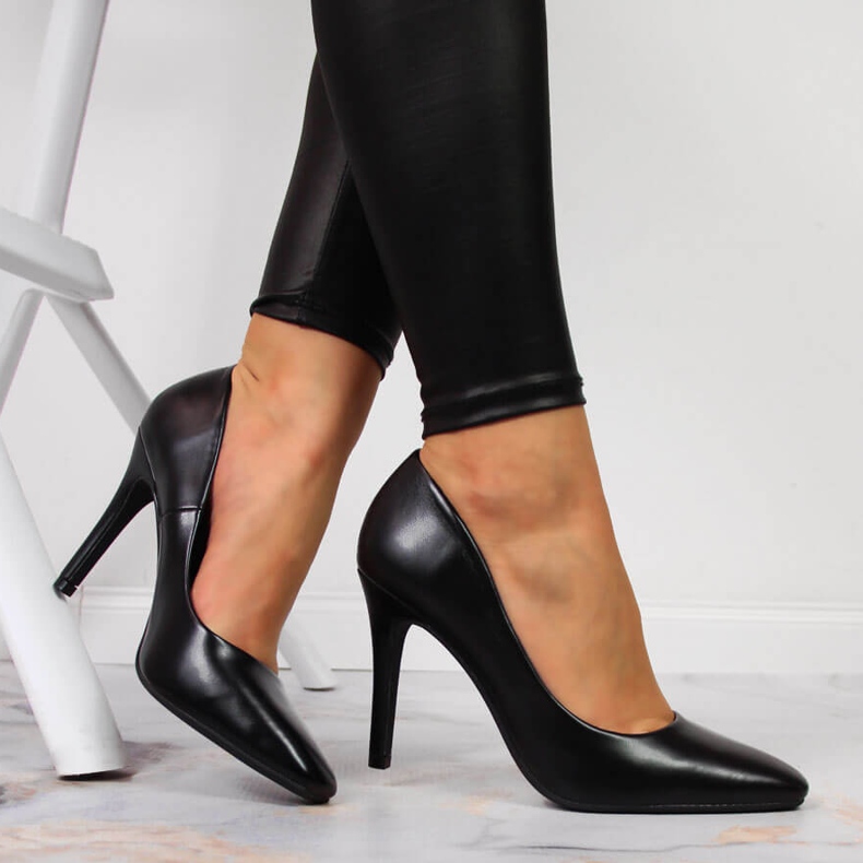 Pumput korkeakorkoisessa mustassa Seastarissa 1