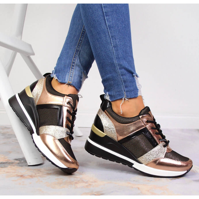 Naisten mustat ja kultaiset kiilakengät Vinceza kultainen 1