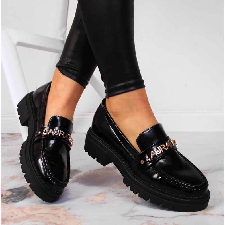 Naisten mustat lakatut kengät, joissa teksti Laura La.Fi 2