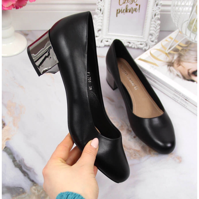 Pumput hopealohkon mustalla Sergio Leonella 1