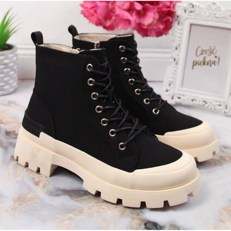 S.Barski Mustat DA naisten tennarit alustalla 2