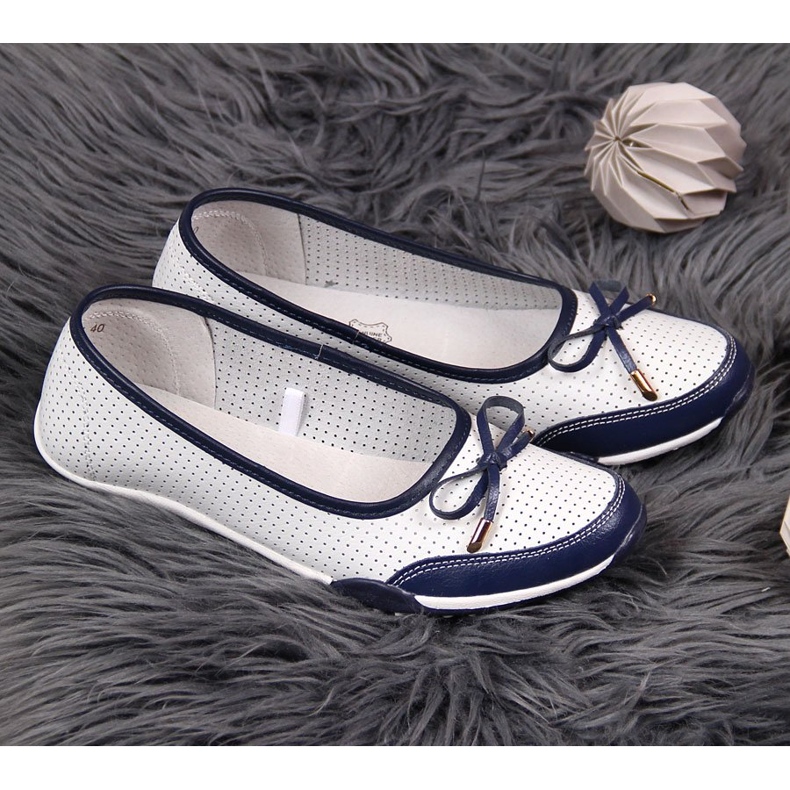 Naisten valkoiset harjakattoiset nahkabalerinat eVento 2