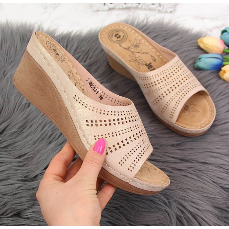 Naisten kultaiset harjakattoiset Jezzi-tossut kultainen 2