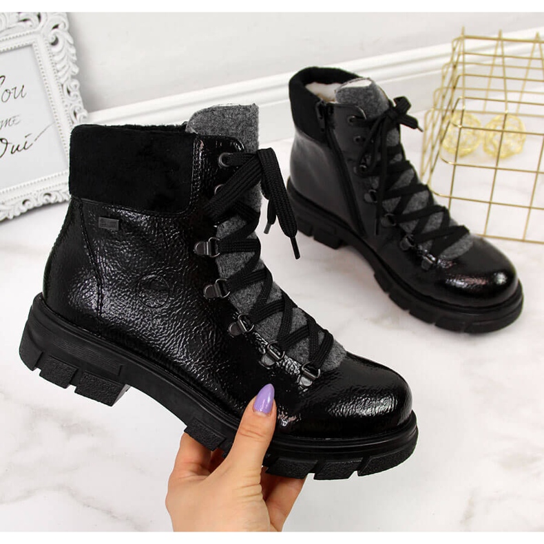 Naisten mustaksi lakatut eristetyt saappaat Rieker Z9132-00 1