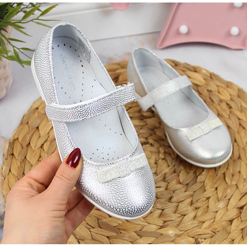 Ehtoollinen tyttöjen balerinat tarranauhalla hopea Kornecki 6493 1