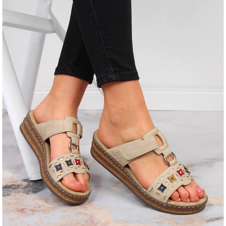 Naisten beigenväriset kiilatossut Rieker 62924-60 1