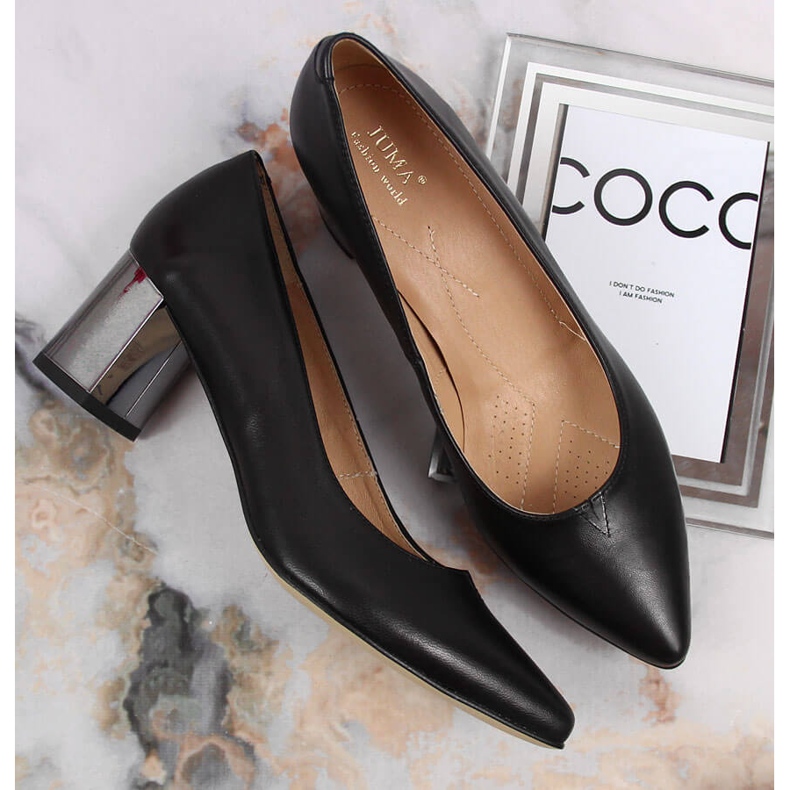 Mustat Juma nahkaiset pumput koristepylväässä 1