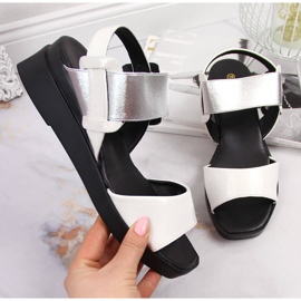 Naisten sandaalit kiilakorkossa, jossa valkoinen Potocki 1