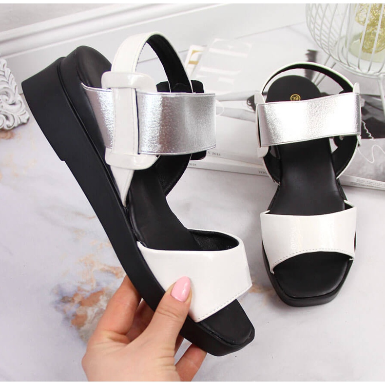 Naisten sandaalit kiilakorkossa, jossa valkoinen Potocki 1