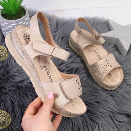 Mukavat naisten sandaalit beigellä kiilalla eVento 1